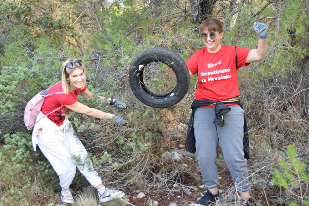 Volonteri uklonili četiri kamiona otpada razbacanog blizu ulaza u Nacionalni park Krka