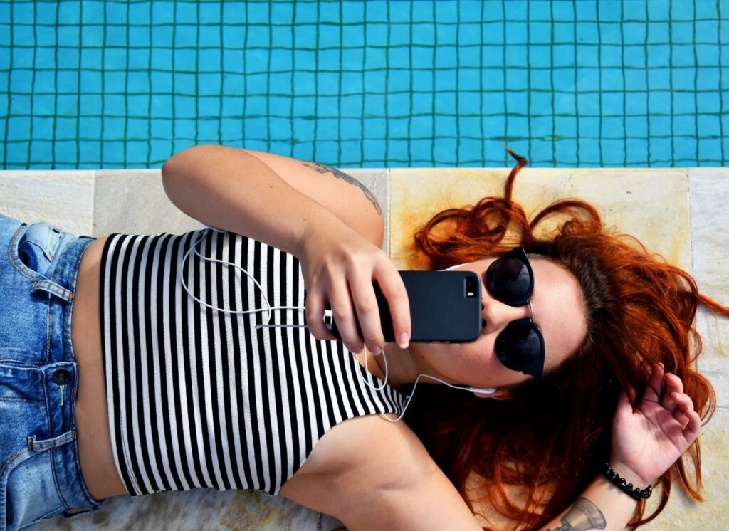 djevojka-mobitel.jpg Skrolanje im došlo glave: Gen Z prva generacija manje inteligentna od svojih roditelja