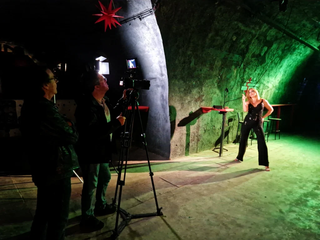 Izraelci na setu, pornić na kineskoj vojnoj paradi, a Lidija, Lidija po kauču skače
