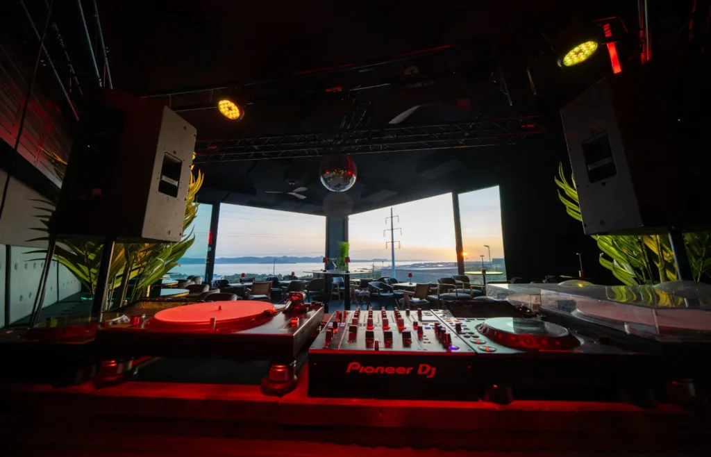 Cocktail Bar 33/45: U petak Mate Kokić, u subotu nastupa PaleolitiK
