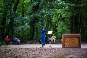 biljke-svirke-webp Šuma se pretvara u živu pozornicu: Vraća se festival ‘Biljke i svirke’