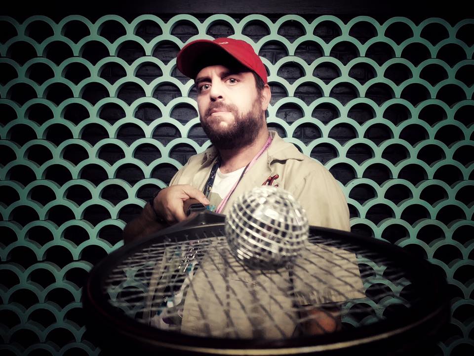 Od punkera do DJ-a: Strastveni DJ Tennis otvara sezonu u Petom Kupeu
