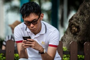 Paradoks povezanosti: Nikada nismo komunicirali jednostavnije, a osjećali se usamljenije