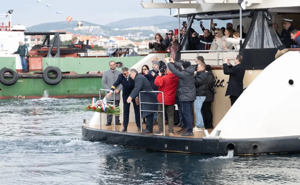 Tradicionalno polaganje vijenca u šibensko more na sv. Nikolu