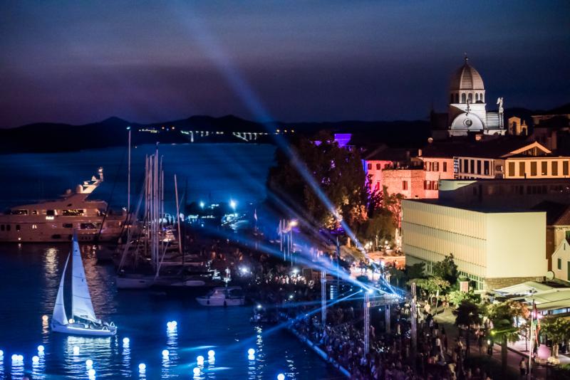 Na plutajućoj bini uz rivu ‘Light is Life’ DJ performans s velikom Teslinom zavojnicom