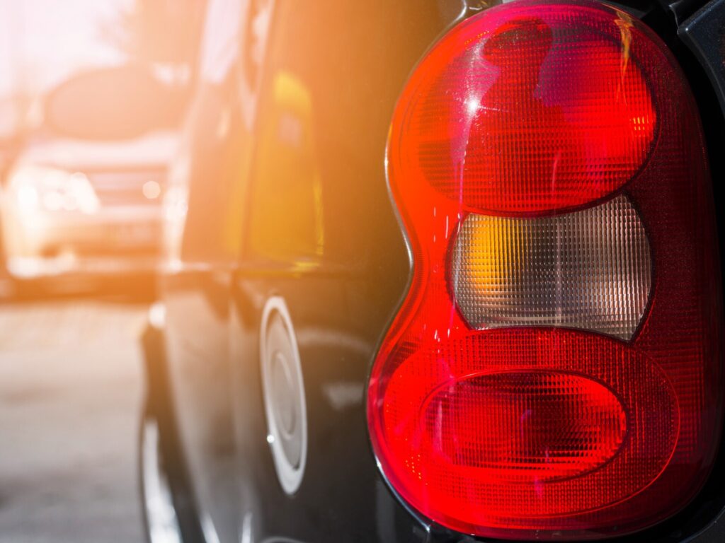 U vozilu bez službenih oznaka policajac se na semaforu zabio u auto ispred sebe