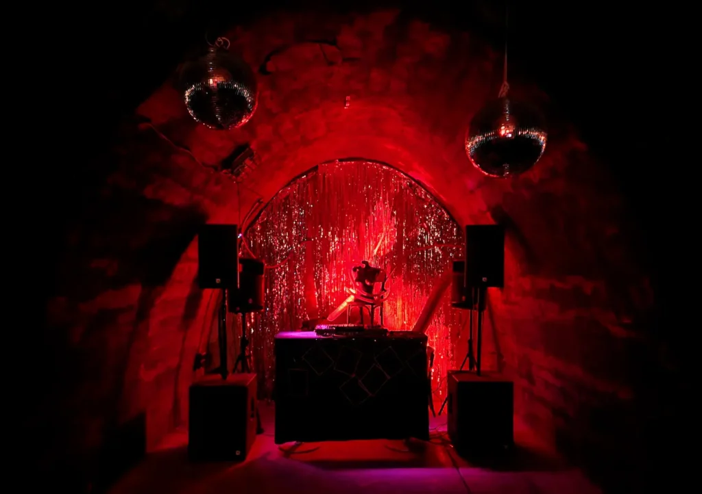 Uz šestero DJ-a na dva električna floora novogodišnji Tunel ima i ‘Retroplov’ za rockerski živalj