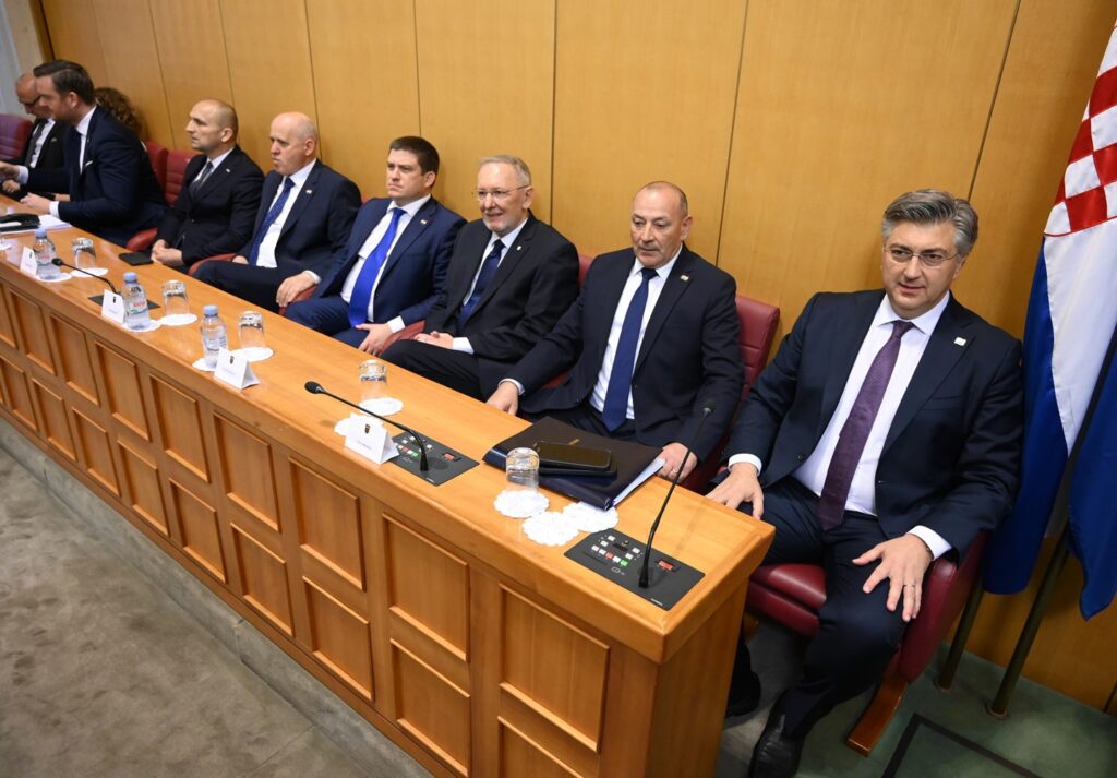 Dužnosnicima povećali plaće za 2.500, a penzionerima za 32 eura. Istražili smo kako to mogu potrošiti