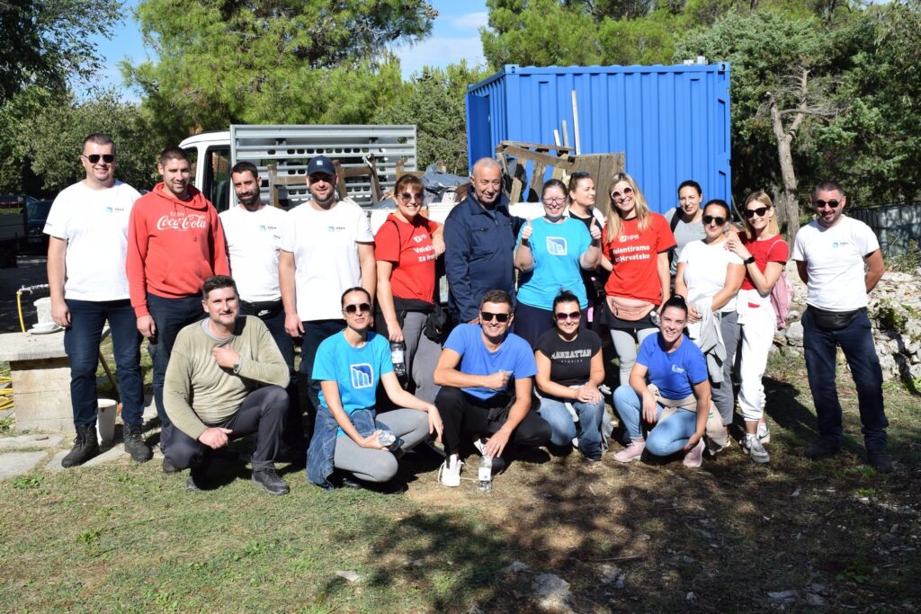 Volonteri uklonili četiri kamiona otpada razbacanog blizu ulaza u Nacionalni park Krka