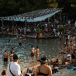 Od punkera do DJ-a: Strastveni DJ Tennis otvara sezonu u Petom Kupeu