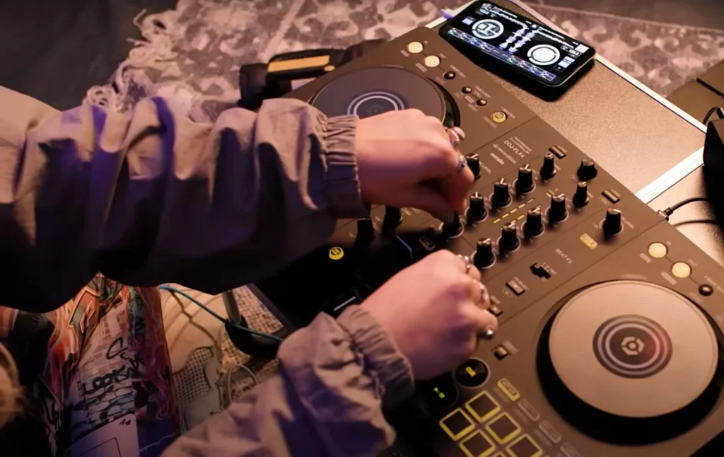 AlphaTheta kontroleri serije DDJ-FLX za DJ početnike i profesionalce