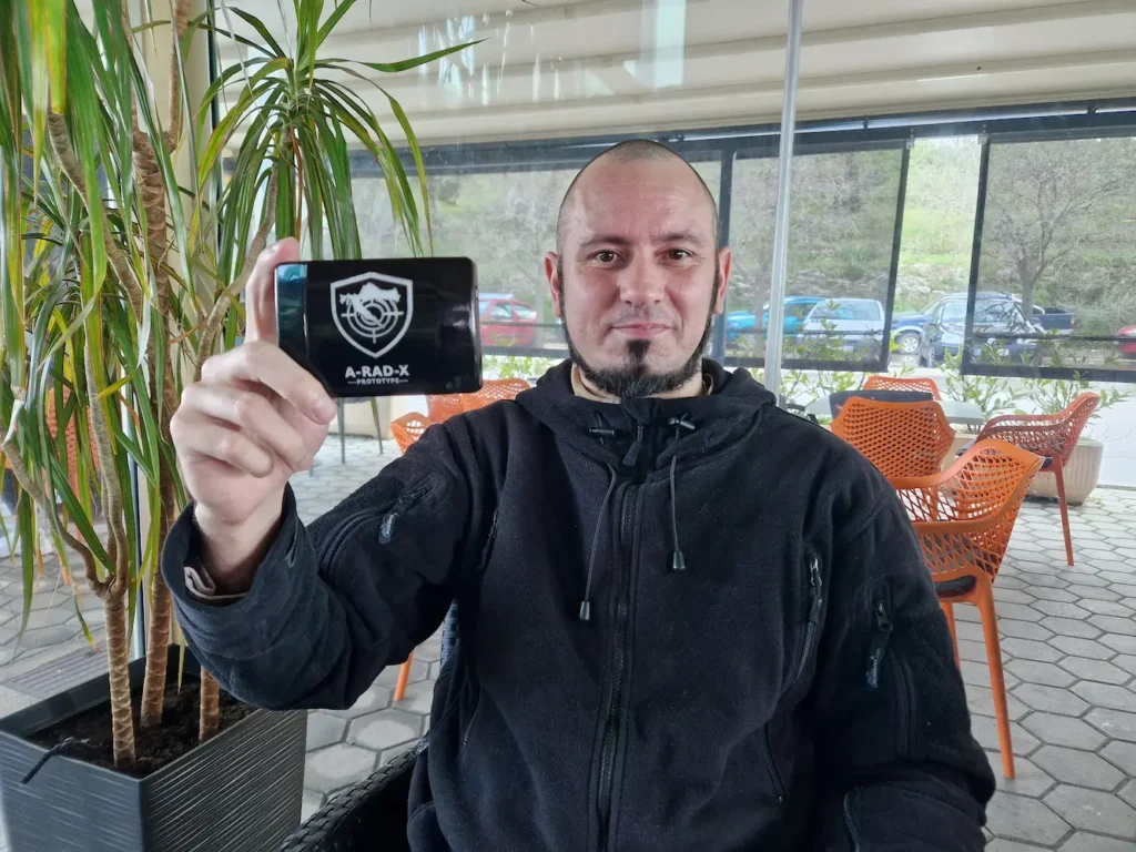 Denis ima opaku alatku. Razvio je uređaj koji upozorava na prometne i parkirne kamere