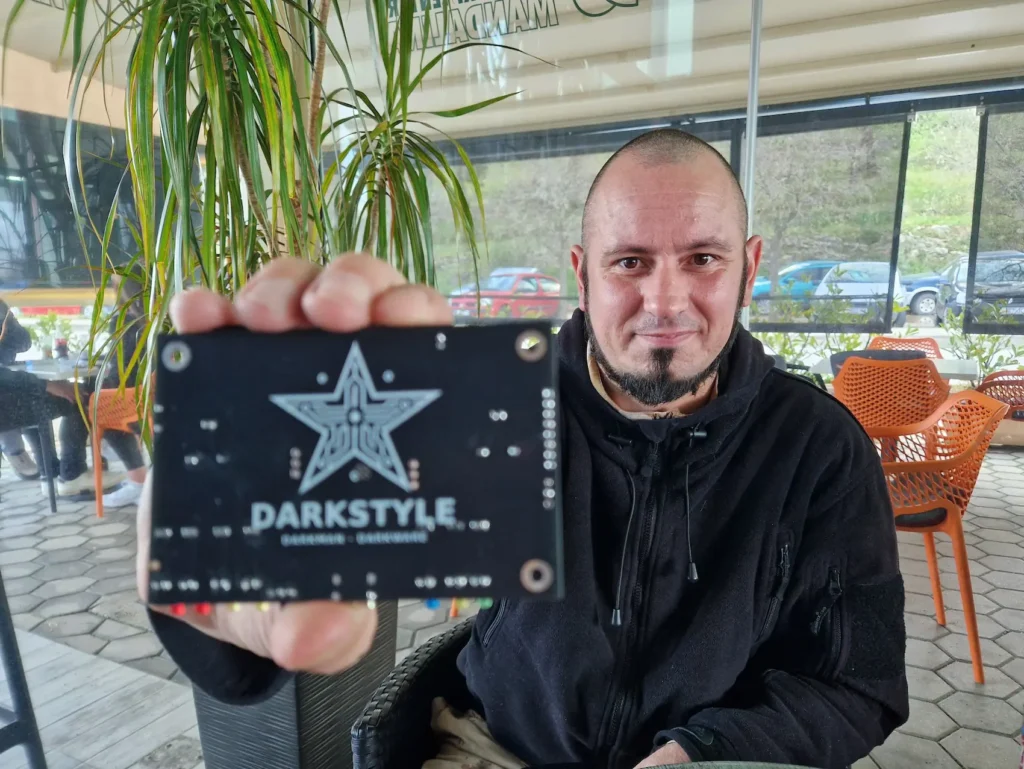 Denis ima opaku alatku. Razvio je uređaj koji upozorava na prometne i parkirne kamere