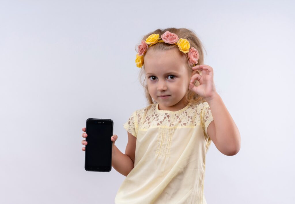 Evo zašto do treće godine djeci ne treba davati mobitele
