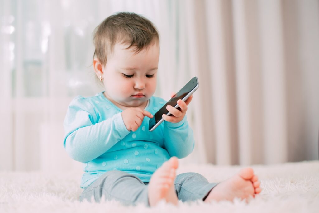 Evo zašto do treće godine djeci ne treba davati mobitele
