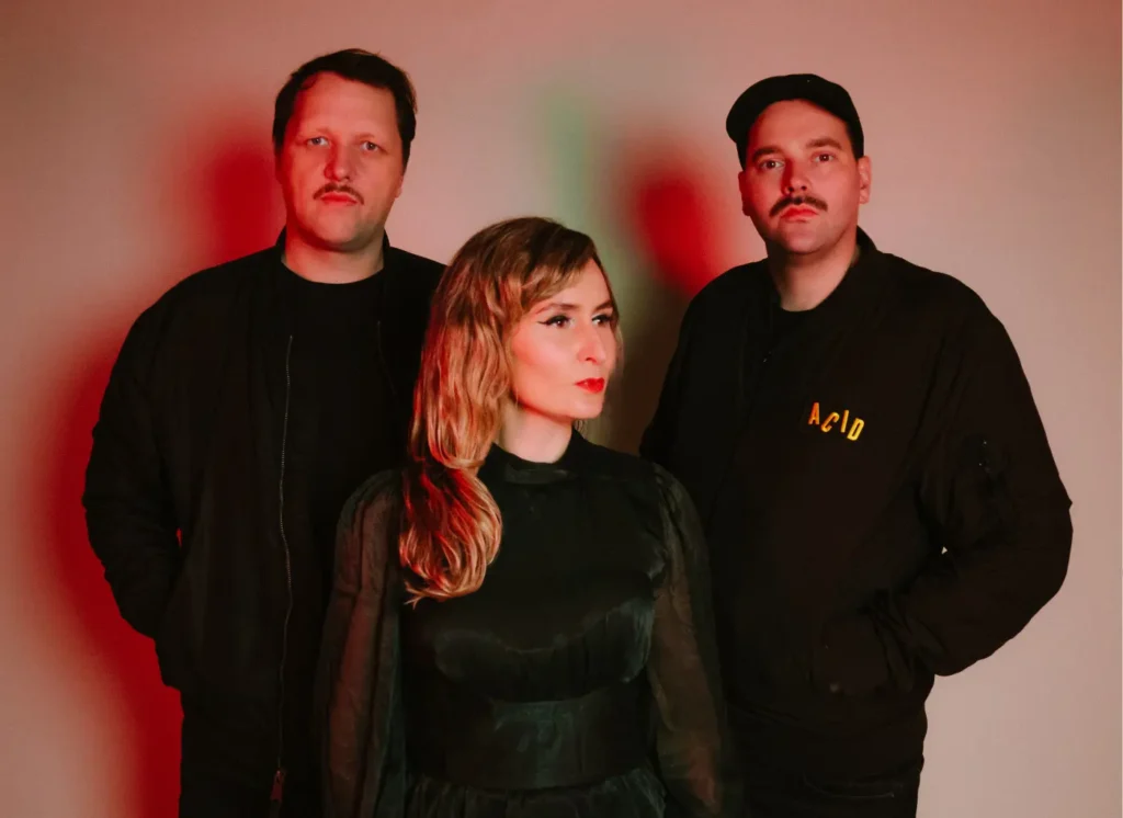 Dina Summer je ‘On the road’: U novom singlu berlinski trio kao da zaziva Kerouaca stratocasterom (VIDEO)