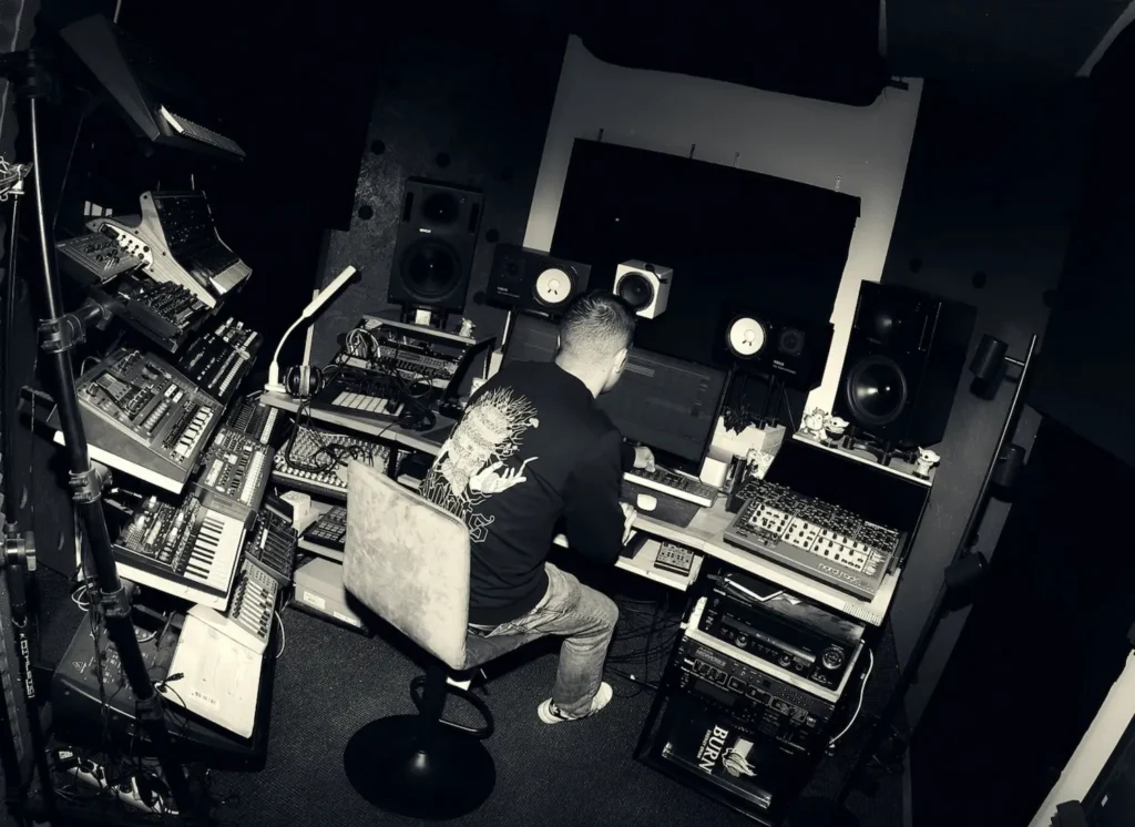 Čim je obnovio Intec, Carl Cox je opustošio studio DJ Jocka i mjesecima trošio njegove nove trake