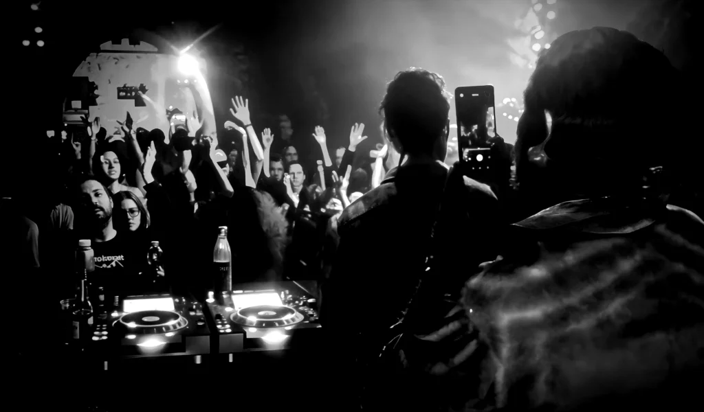 Pametni telefoni možda ubijaju atmosferu, ali zabrane svake vrste ubijaju clubbing još i više
