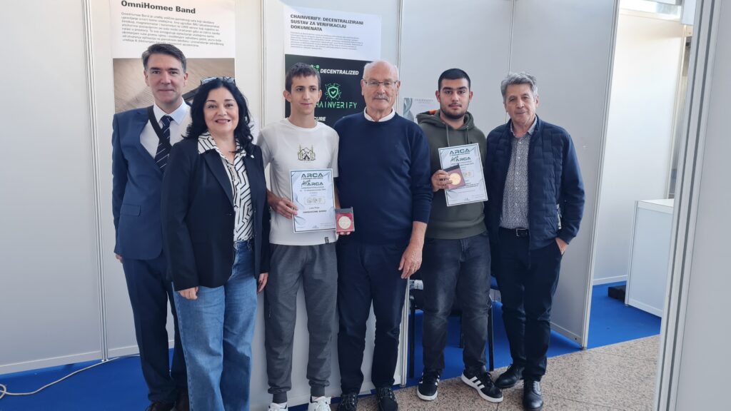 Mladi inovatori iz šibenskog Faust Vrančića pobrali medalje na zagrebačkoj izložbi izuma