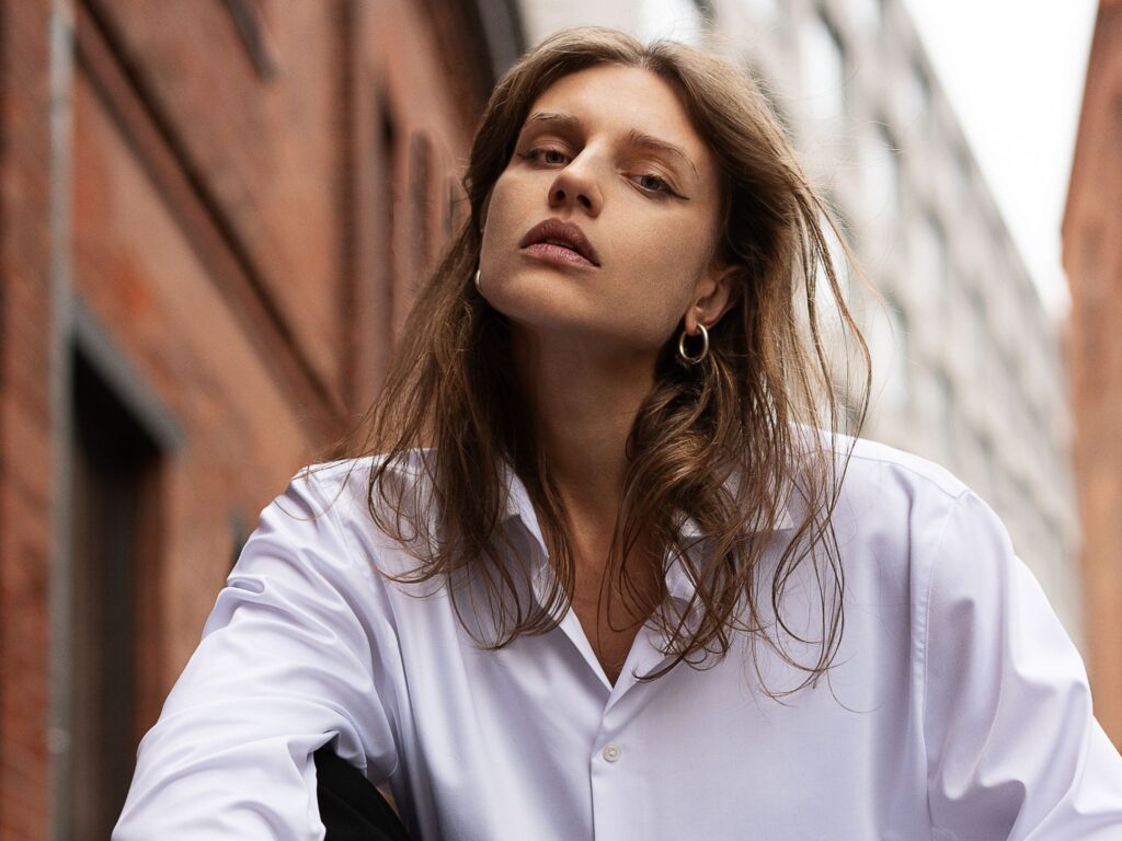 INTERVJU Karolina Bnv: Ona voli sampleove, Korg i 80-te, a ‘Wrong Era’ je njezin ‘Yet to come’