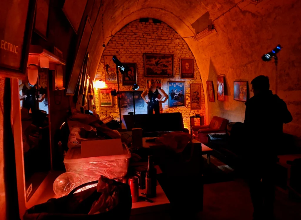 Izraelci na setu, pornić na kineskoj vojnoj paradi, a Lidija, Lidija po kauču skače