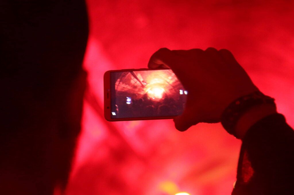Pametni telefoni možda ubijaju atmosferu, ali zabrane svake vrste ubijaju clubbing još i više