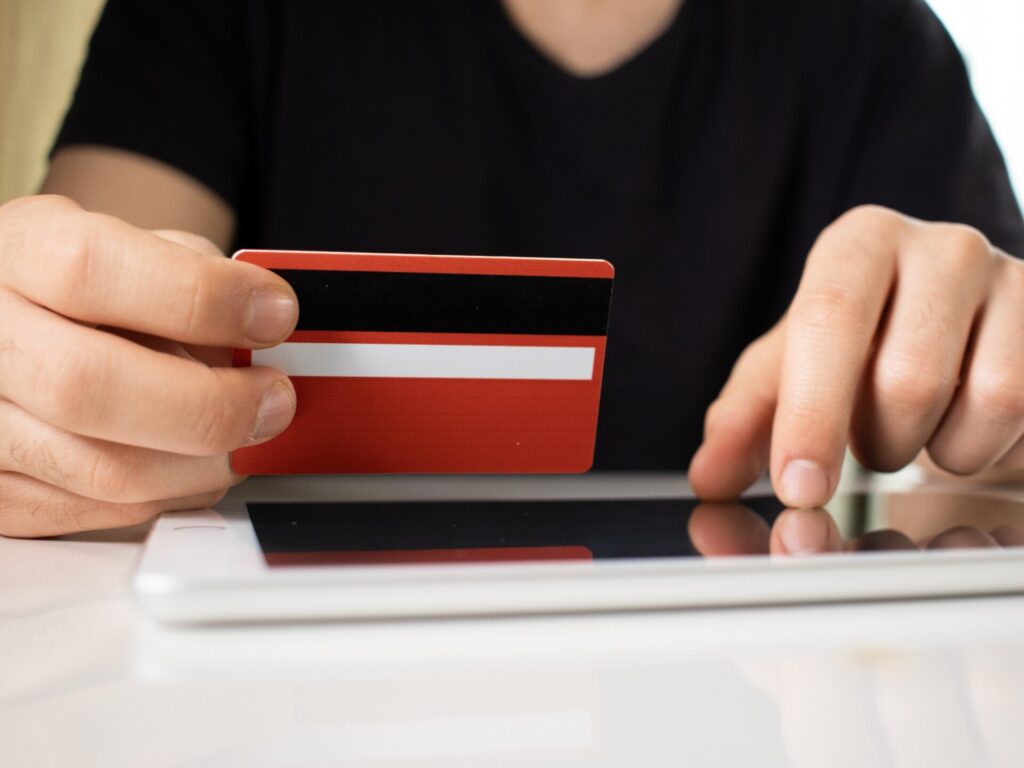 S tuđom karticom bio 39 puta online u šopingu i napravio 700 eura štete Šibenčaninu