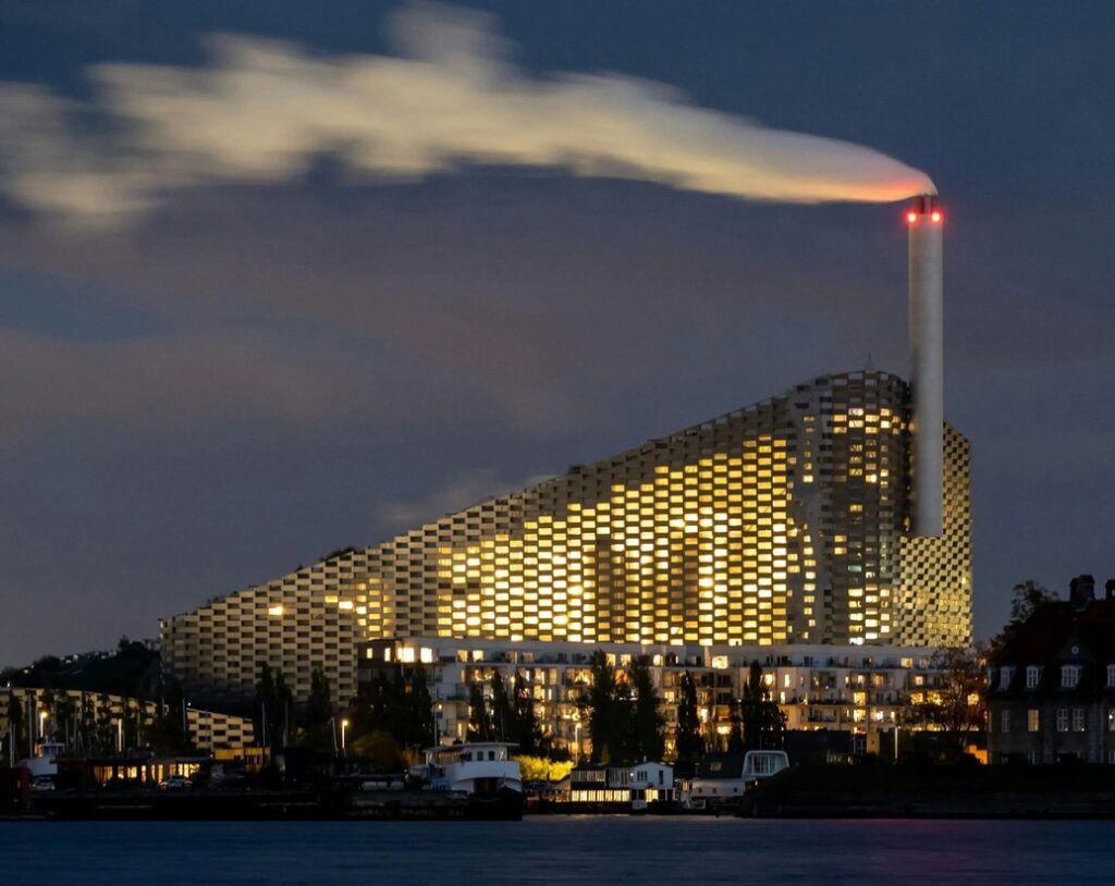 kopenhagen-energana.jpg Tek stidljivo razmišljamo o energanama na otpad, dok drugi od njih rade skijaške staze i umjetnička djela