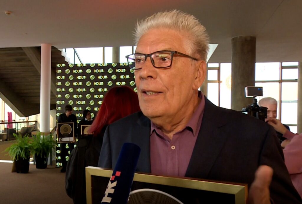 Nova plača za staroga mačka: Diskografska nagrada i Siniši Škarici