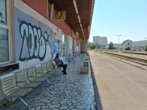 Željeznička stanica u Šibeniku koketira s Anom Karenjinom i Banksyjem