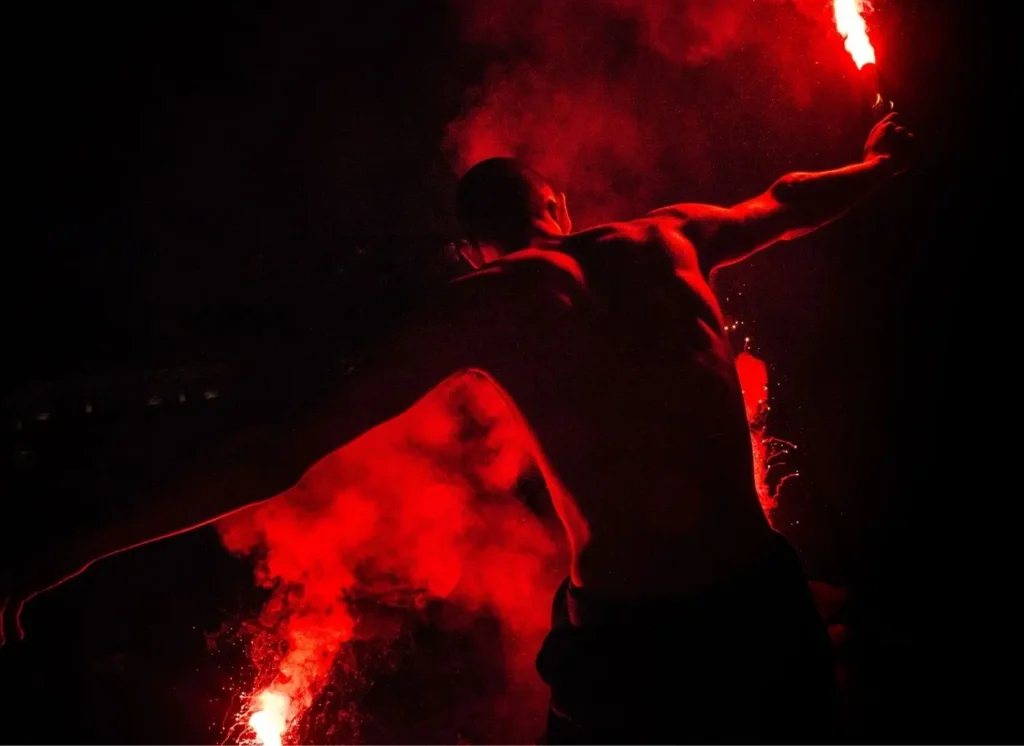 Svjetlo koje je donijelo tamu: Evolucija, ritual i ljudska potreba za eksplozijom