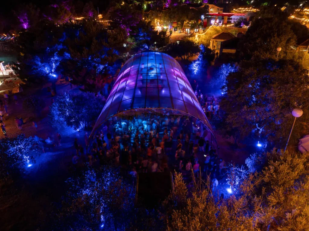 Tisno je i ovoga ljeta europska prijestolnica elektroničke glazbe: Više od 40 tisuća gostiju stiže na osam festivala