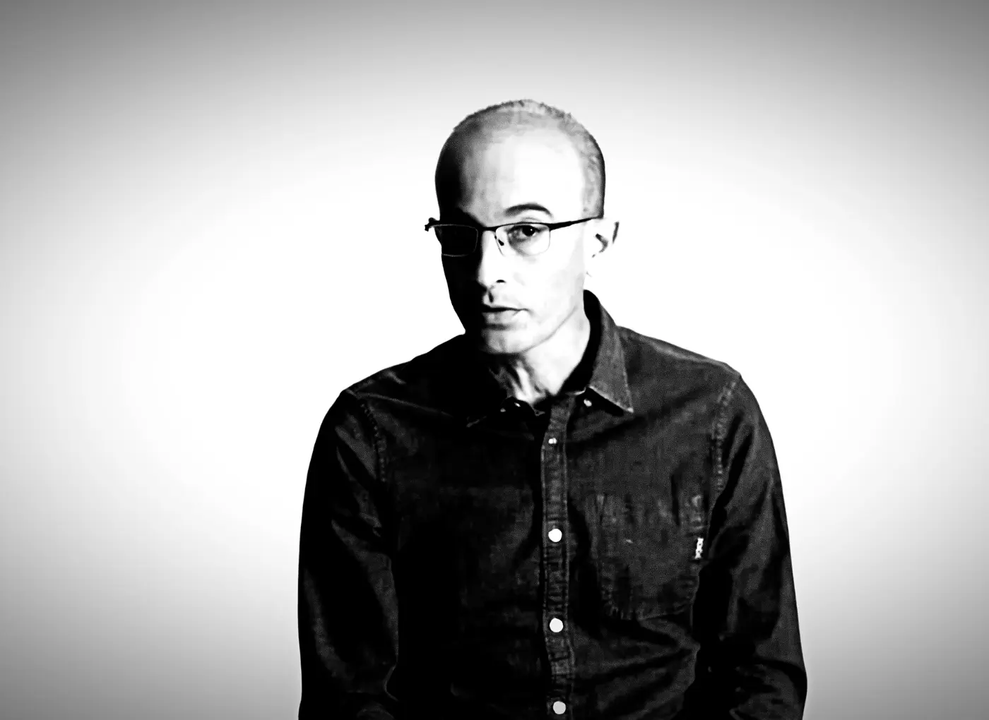 Yuval Noah Harari: ‘Ne vjerujemo institucijama i ljudima, samo algoritmima. Pažnju su nam oteli, sad žele i intimnost’