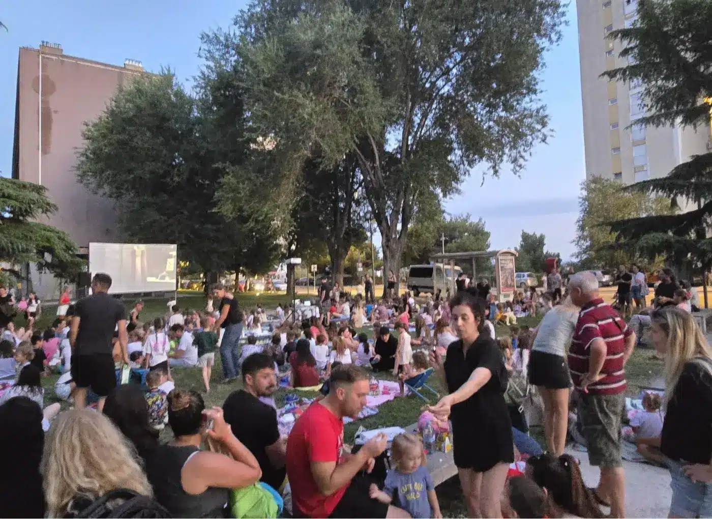 Na travnjaku pod vedrim nebom: Dječje kino na Baldekinu hit je šibenskog ljeta