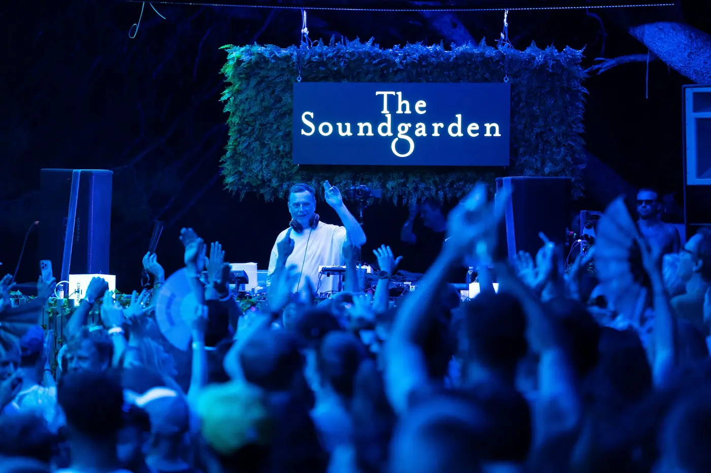 Britanski underground magazin pun dojmova s Jadrana nakon Balance Croatia festivala'The Soundgarden' above the crowd. Hands in the air as the audience dances.