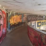 FOTO Obišli smo napuštenu bolnicu u Krvavici: Arhitektonski ‘svemirski brod’ danas je samo grafiterski raj