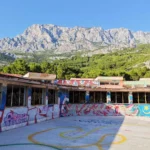 FOTO Obišli smo napuštenu bolnicu u Krvavici: Arhitektonski ‘svemirski brod’ danas je samo grafiterski raj