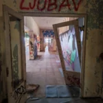FOTO Obišli smo napuštenu bolnicu u Krvavici: Arhitektonski ‘svemirski brod’ danas je samo grafiterski raj