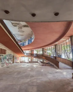 bolnica-krvavica FOTO Obišli smo napuštenu bolnicu u Krvavici: Arhitektonski ‘svemirski brod’ danas je samo grafiterski raj