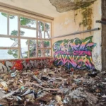 FOTO Obišli smo napuštenu bolnicu u Krvavici: Arhitektonski ‘svemirski brod’ danas je samo grafiterski raj