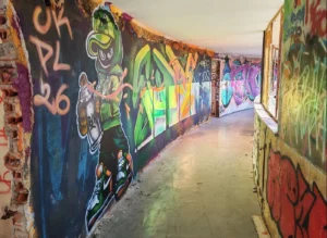 bolnica-krvavica FOTO Obišli smo napuštenu bolnicu u Krvavici: Arhitektonski ‘svemirski brod’ danas je samo grafiterski raj