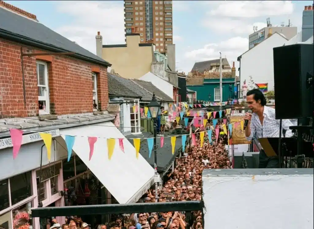 nick-cave-brighton Nick Cave nastupio na balkonu uz Jubilee Street: Uoči pulskih koncerata, slušamo njegove klasike