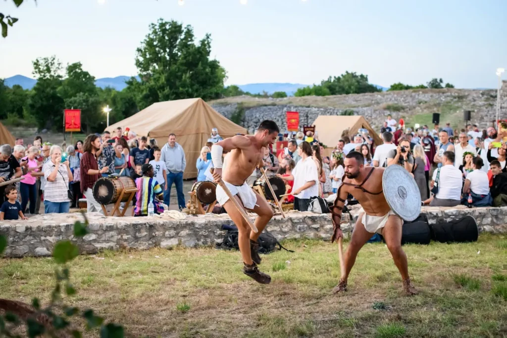Legionari, gladijatori, arheologija i rimska gozba, a onda završetak antičkog dana uz Kries