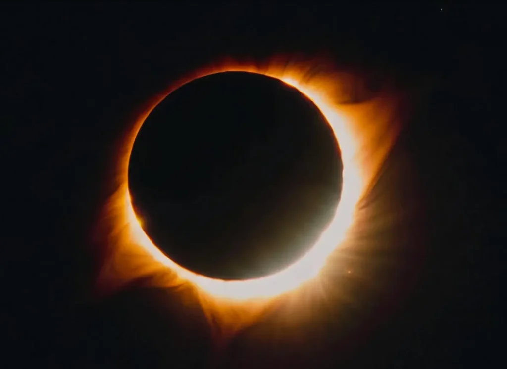 pomrcina-sunca2 Cjeloviti astronomski i astrološki vodič za trostruku nebesku predstavu koja počinje večerašnjom pomrčinom Sunca
