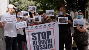 zemlja-vatre-prosvjed Ekomafija zatrpala i Italiju opasnim otpadom: Kako se s time bori država'STOP AI ROGHI TOSSICI' outdoors.